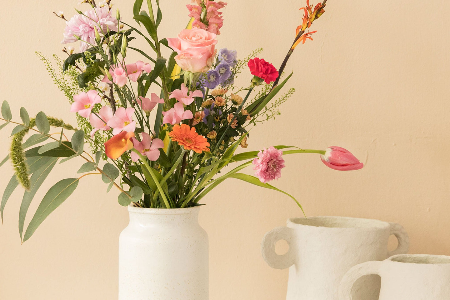 So arrangierst du deine Blumen in der neuen Keramik-Vase