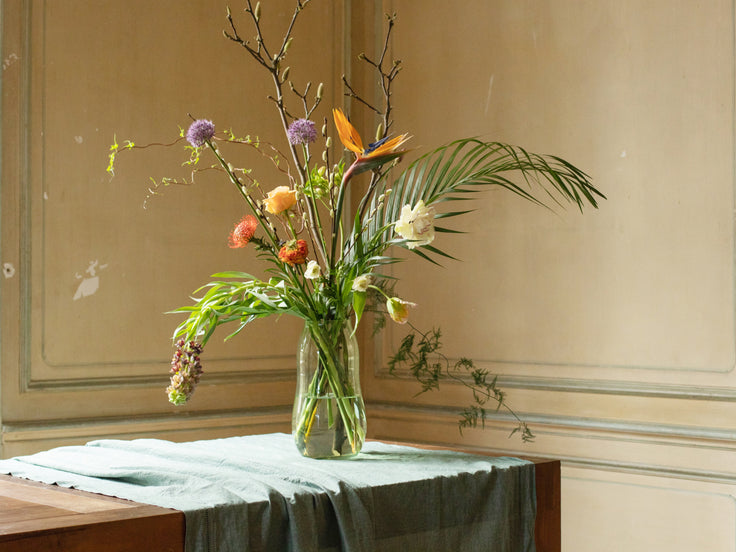 Blumen Osterfest X Bloomon Bouquet, auf einem Tisch mit einer grauen Tischdecke
