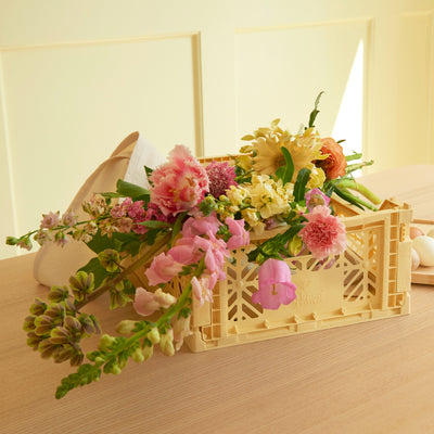 Farbiger Blumenstrauß in einer Schachtel auf einem Tisch
